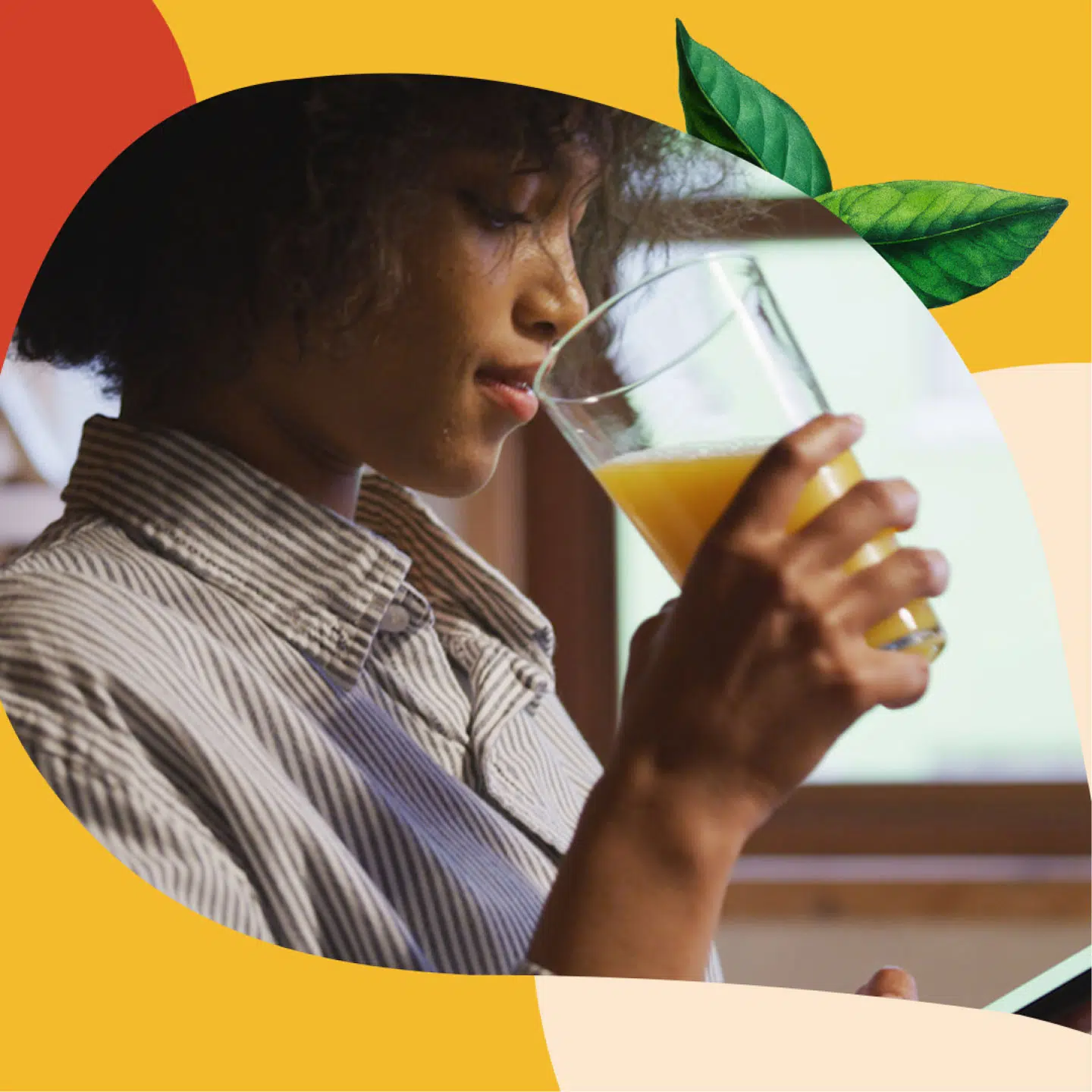 Mulher tomando suco de laranja